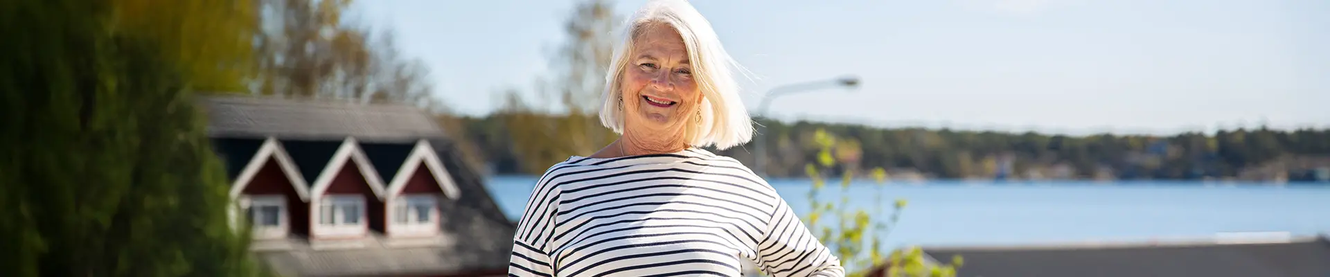 Äldre kvinna i skärgårdsmiljö