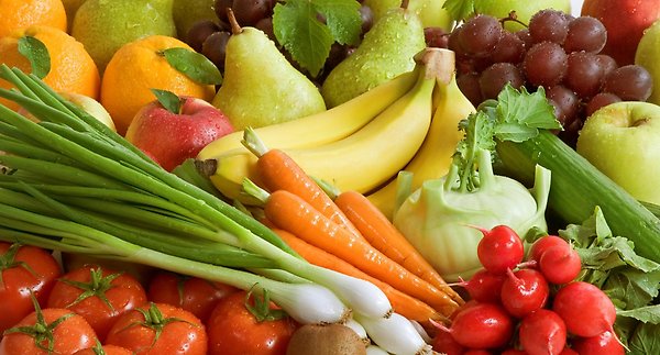 Bilden visar en blandning av olika frukter och grönsaker.